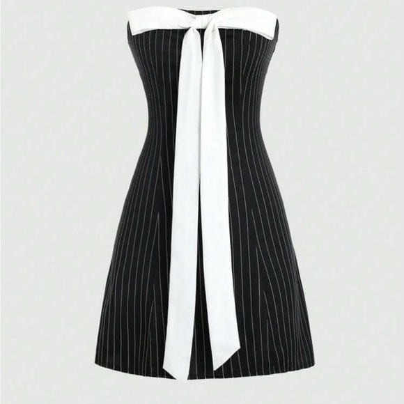 Dresses & Skirts - Black stripped mini dress with bow